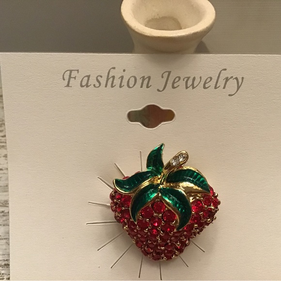 Strawberry Brooch - Picture 4 of 6